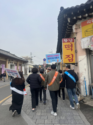 황남동 청소년지도위원회, 황리단길에서‘2025 APEC 정상회의 경주유치 기원’가두 캠페인 실시
