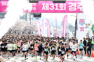 경주벚꽃마라톤대회 ‘축제장’ 방불···벚꽃비 맞으며 보문관광단지 달려