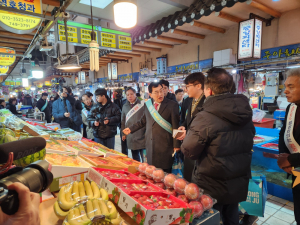 경주시, 설맞이 전통시장 장보기 행사…지역경제 살리기 동참