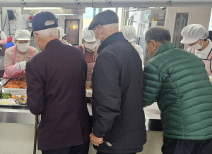 경주 신라봉사회, 노인종합복지관에서 사랑의 급식 봉사 활동 펼쳐