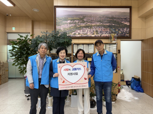 경주 동천동 지역사회보장협의체, 저소득 가구 청소년 15명에게 교통카드 전달